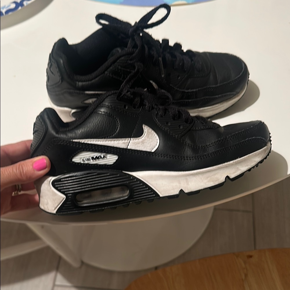 Nike  big kid   Black and White Sneakers/ air max size 4